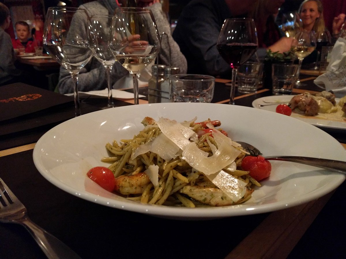 FranseBergenPR's tweet photo. Heerlijk diner in @La_Rosiere1850 ! #leflocon #skiingintospring https://t.co/6JjCdRj3dh