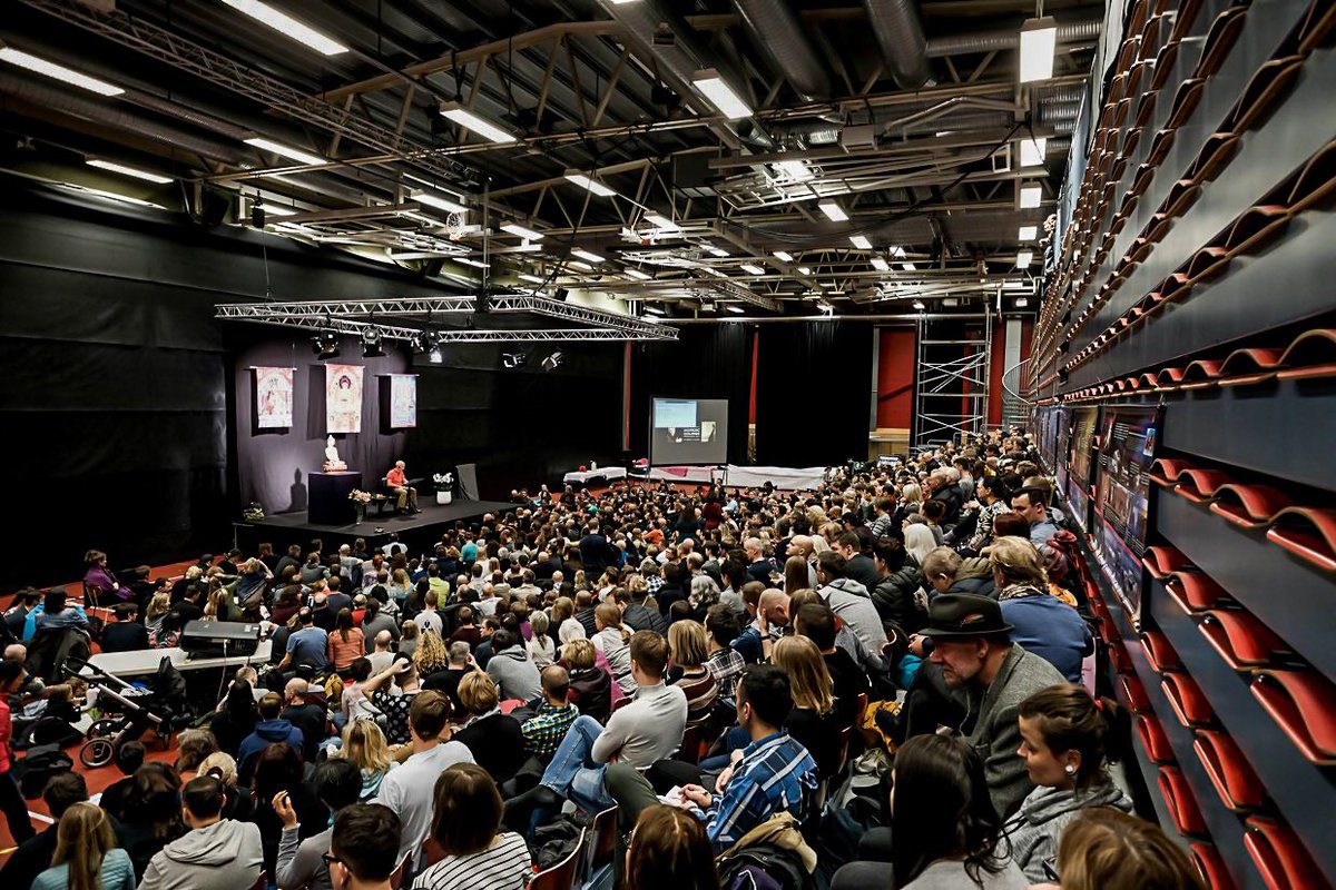 This weekend, Lama Ole teaches the Great Seal in Stockholm. Several hundred students from the Nordic countries attend.