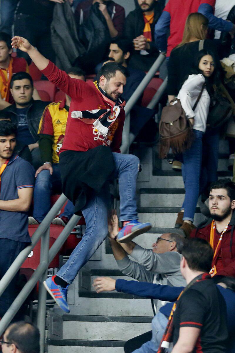 Malum tribün olayları arasında kalan büyük taraftarımız Emine Çakın'a geçmiş olsun dileklerimizi gönderiyoruz.