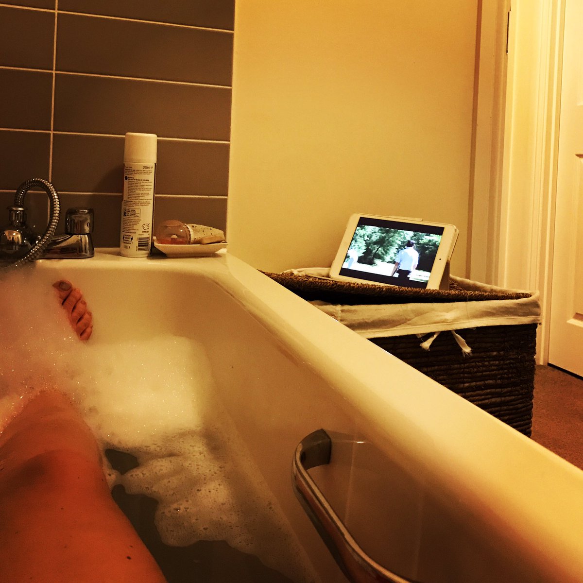 mariapro86's tweet photo. Down stairs watching the golf, but when it's bath time, I still NEED to watch the golf! #golf #notgoingtomissit #shellhoustonopen #bathtime https://t.co/b6YeIDV034