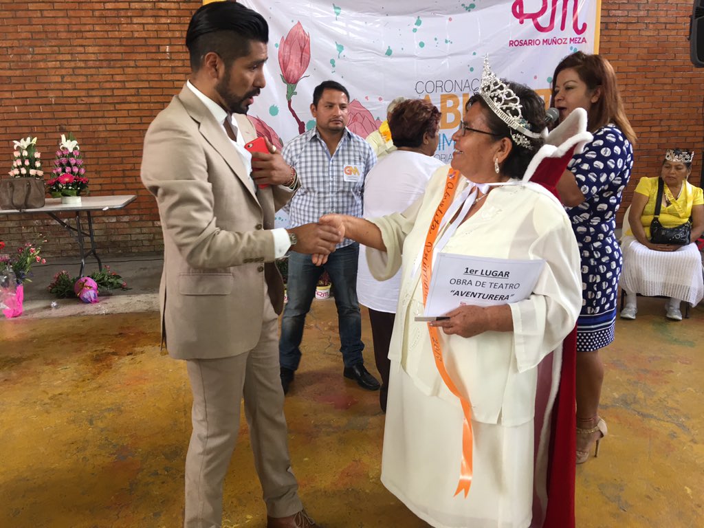 SocorroMeza10's tweet photo. Hoy es un día especial. Coronamos a la Abuelita Primavera 2017 felicidades! @PRD_ALDFMX @DesSocial_CDMX @Del_Iztapalapa https://t.co/wJuqp2cZuu