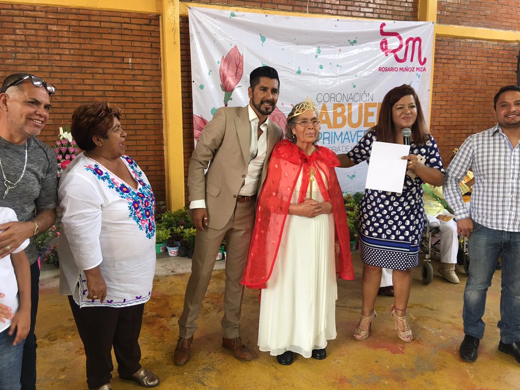 Hoy es un día especial. Coronamos a la Abuelita Primavera 2017 felicidades! <a href="/PRD_ALDFMX/">PRD ALDF</a> @DesSocial_CDMX @Del_Iztapalapa