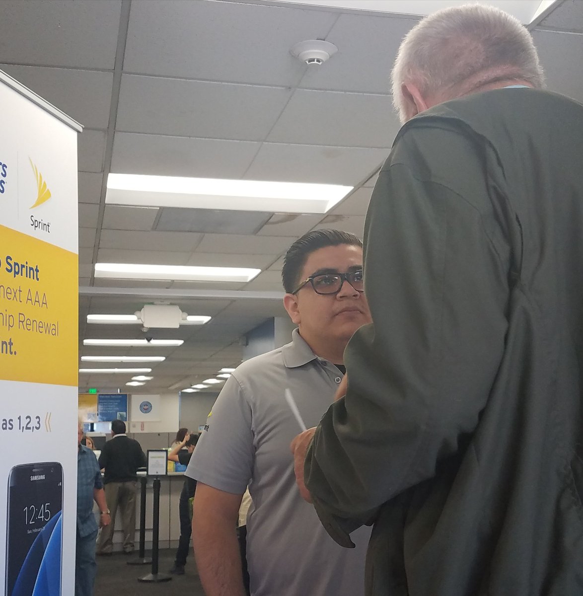 Tonester808's tweet photo. Jerzain from Montebello Sprint spreading the word on unlimited freedom &amp; aaa deals! @blee01 @SprintFlores https://t.co/DqN1PTN6C5