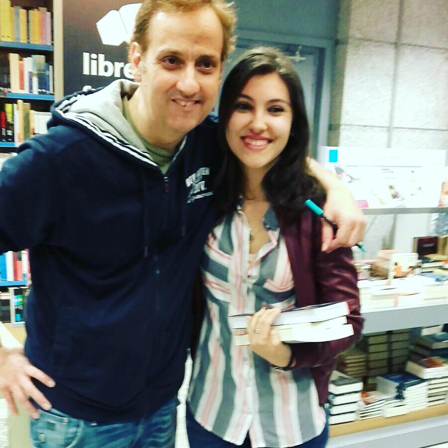 Shpfue's tweet photo. @espinosa_albert un verdadero placer ir a tú firma, no se me ha quitado la sonrisa desde que he salido de allí. https://t.co/nyUr3FxoVK