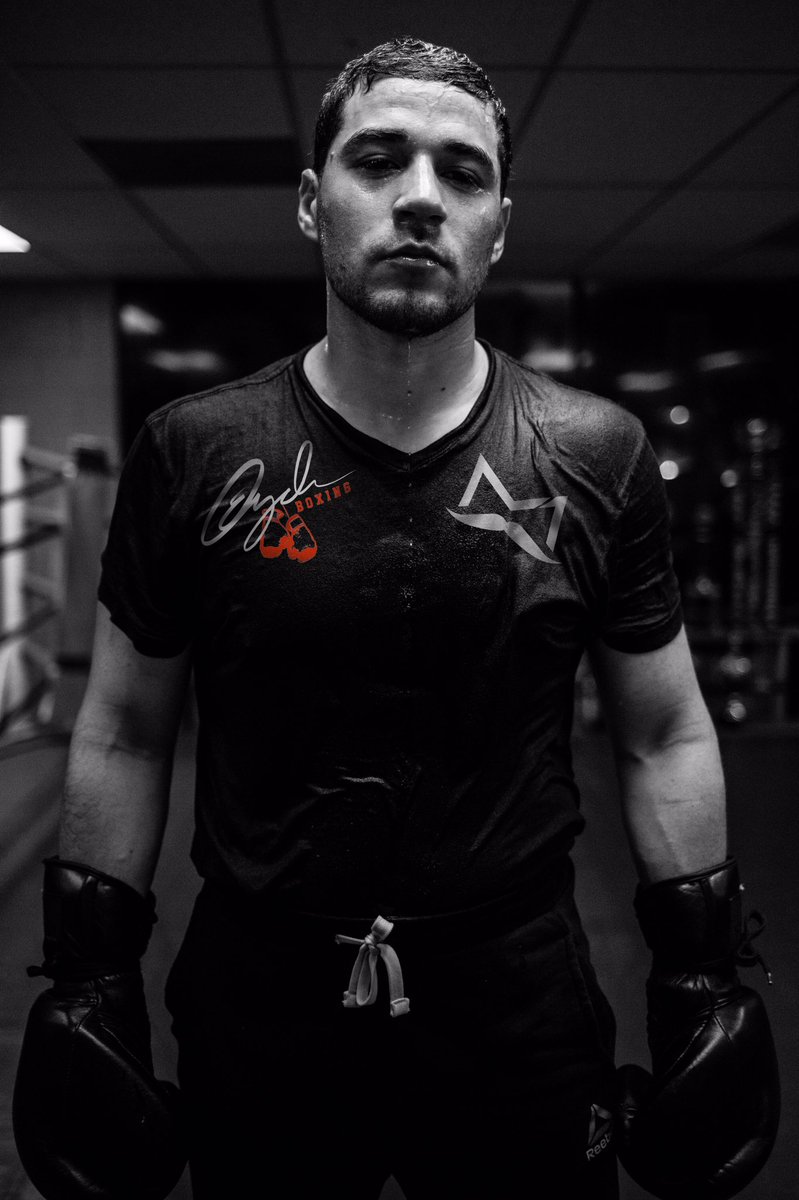 DPLOYD's tweet photo. Proud to support my good friend @ayalaboxing_az for his @IronBoyBoxing debut 4.22.17 @celebritythetre #teamayala #dployd @TheMannerbarber https://t.co/21HUTfRFec