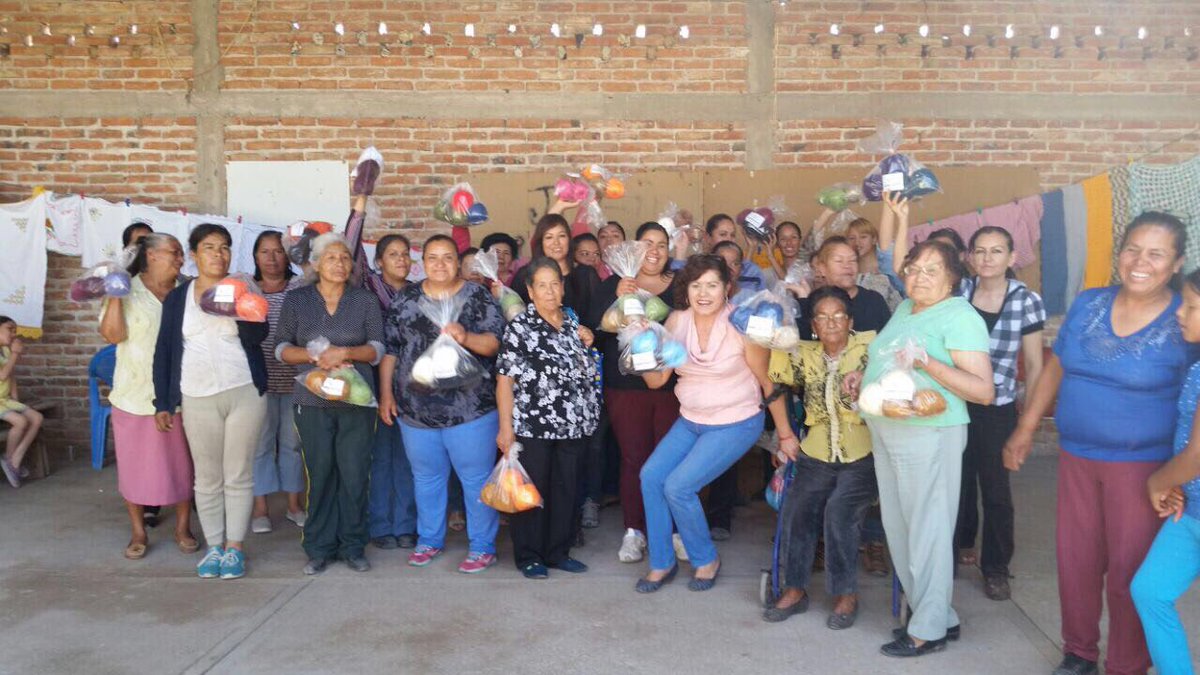 dennis_ibarra_'s tweet photo. Agradecida con las integrantes de los Comités del @mtpri_ags por participar en nuestras actividades de tejido y manualidades. https://t.co/k0gu44i5sE