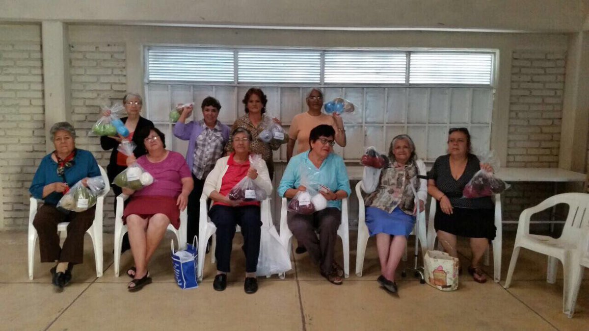 dennis_ibarra_'s tweet photo. Agradecida con las integrantes de los Comités del @mtpri_ags por participar en nuestras actividades de tejido y manualidades. https://t.co/k0gu44i5sE