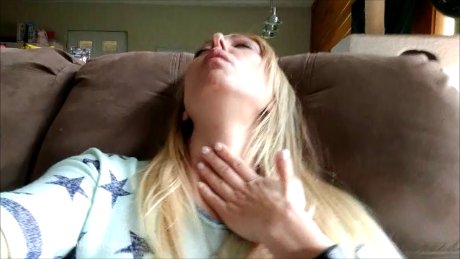 Addison_Lynne's tweet photo. March cough https://t.co/1SC6PlX59j #COUGHINGFETISH #Clips4Sale https://t.co/p6tNMMOwHS