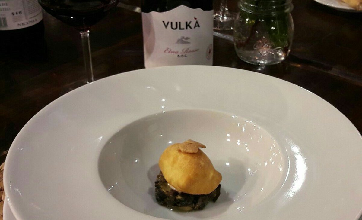 NicosiaWinery's tweet photo. Viaggio in India con il #Vulkà #EtnaRosso delle #TenuteNicosia - #TonyLoCoco #ilgustosiracconta #EtnaDoc #Sicily #foodwine #vulcanicosia https://t.co/vzSHGFkW0q
