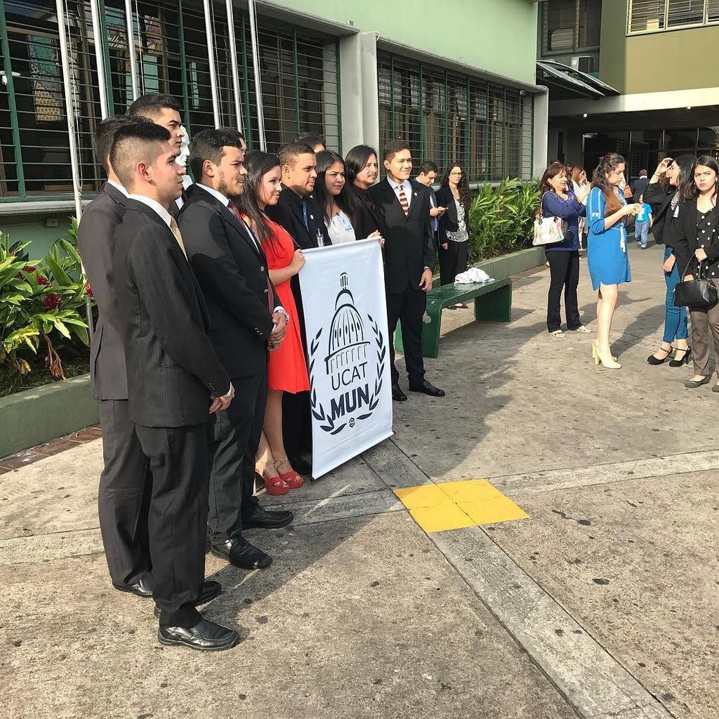 DWDBMMUNIV's tweet photo. Ultima hora// Las mesas directivas forman para la foto oficial del #DBMMUN https://t.co/9yycojqknt
