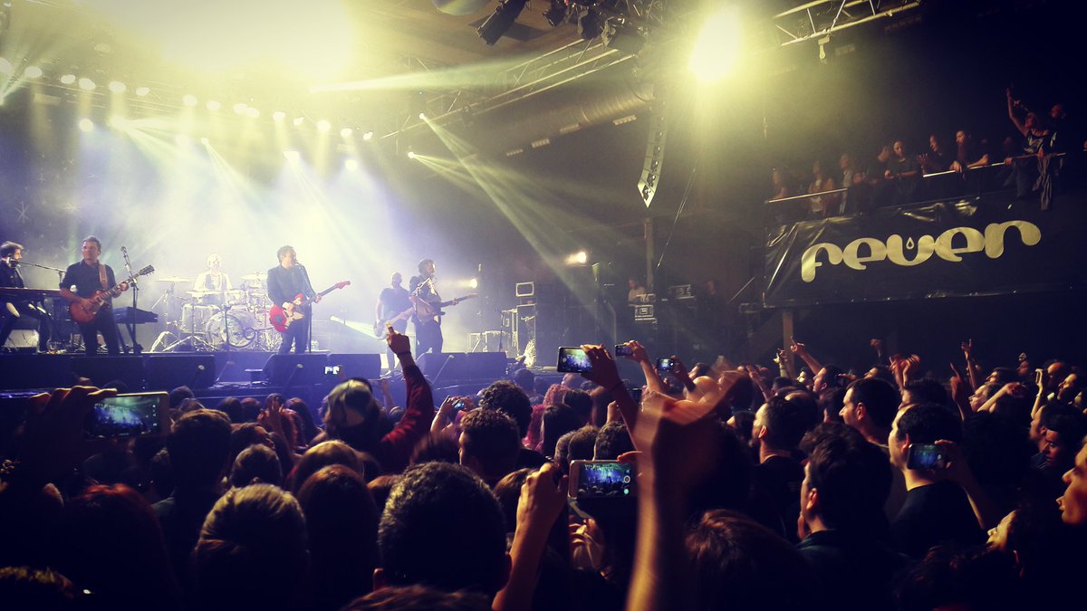 Josucho__'s tweet photo. Que mejor plan para cerrar el viernes? #EscapaditaBuena #LoveOfLesbian #SalaFever #Bilbo https://t.co/nFdnjkCYRJ