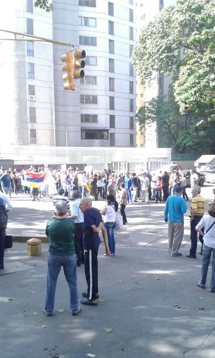 En estos momentos personas protestan en el oeste de la ciudad en el paraíso por golpe parlamentario dado por el TSJ en Caracas-Venezuela