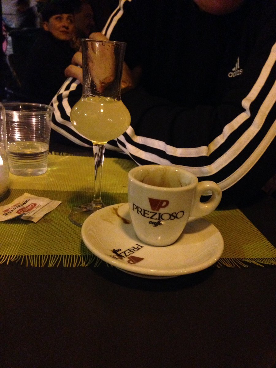 #włoskarobota @PDumanowski zgrupowanie przedmeczowe z limonchello i espresso na Piazza Vincenzo Bellini