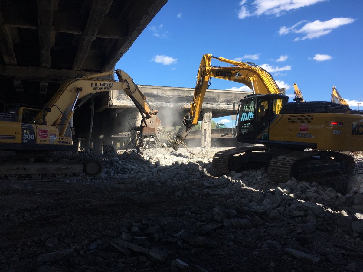 DHGriffinCo's tweet photo. D.H. Griffin Wrecking- demo and cleanup work has begun! #i85bridgecollapse #bridgedemo #atlantatraffic #dhgriffinco https://t.co/6RtAGD4QPp