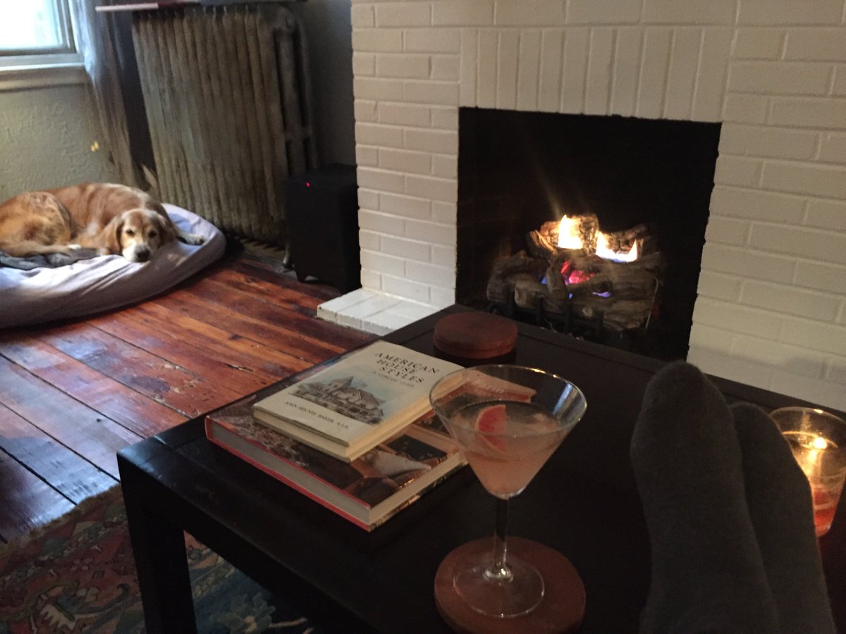 RusticaPhilly's tweet image. Stay in doing this. We are delivering so you dont have to! Rusticaphilly.com #tgif #rainynight #cozy #delivery #pizza #cheesesteaks