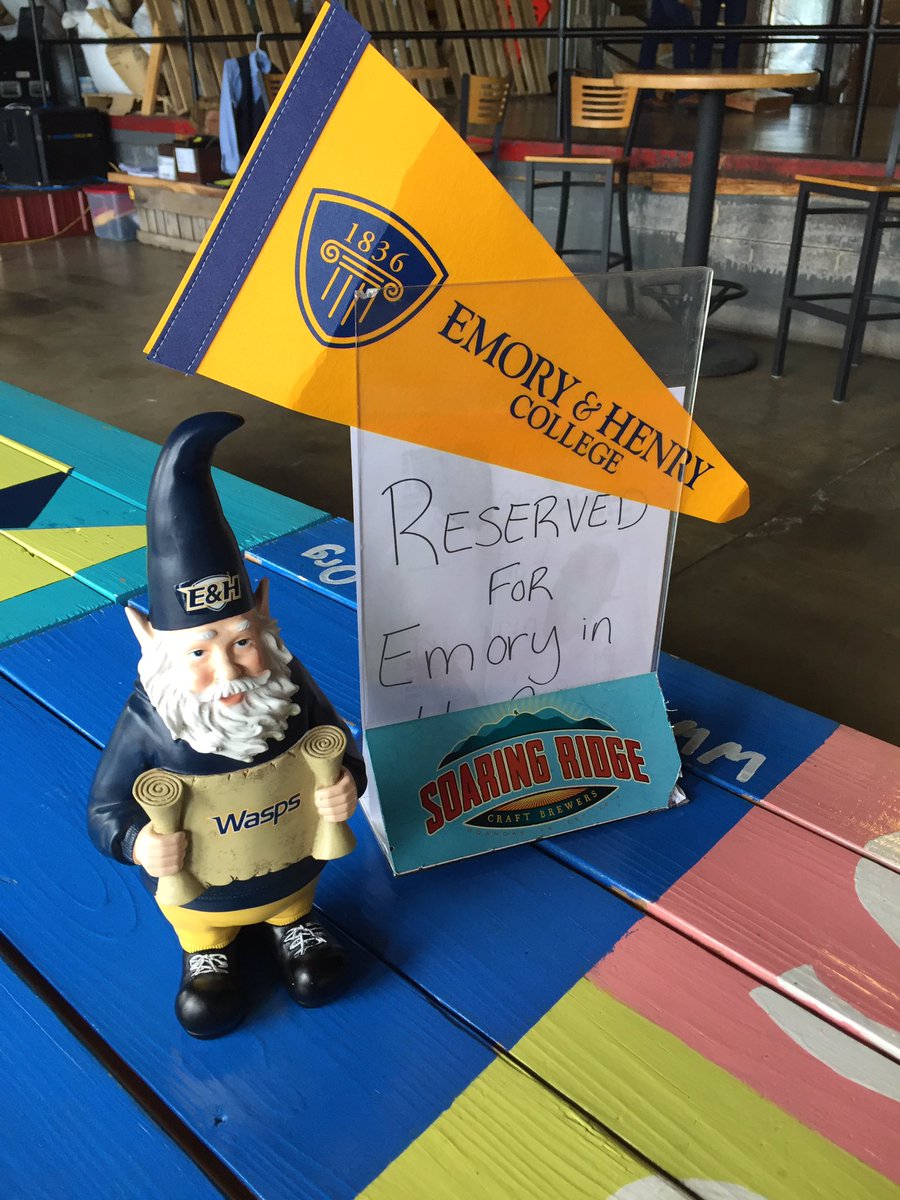 buzygrl's tweet photo. #ehcity. Roanoke in the house ! https://t.co/6Gem1XYiv9