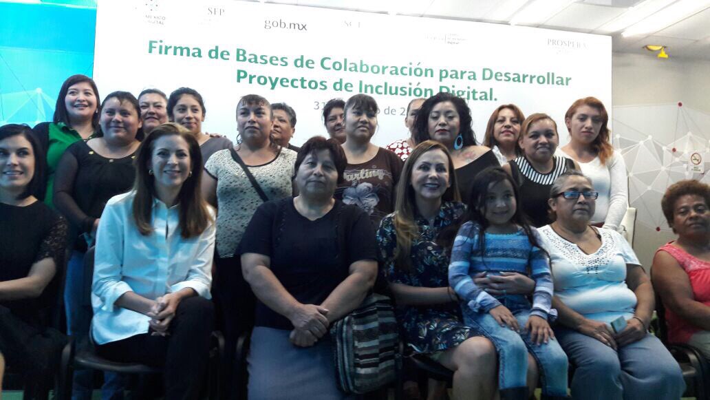 maspeb's tweet image. #TIC como herramientas para superar la pobreza. Firmamos convenio de inclusión digital @SCT_mx, E.Betanzos @SFP_mx, @paula_hdz @Prospera_MX