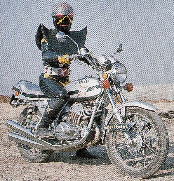 カノヒロ ハカイダー専用マシン 白いカラス カワサキ マッハ Iii 750 Ss H2 マッハ Iv 白いカラス の名前の由来は 黒いカラスの中に一匹だけ存在する異質な存在 はみ出し者 を意味する T Co Ywqpjpmdvt Twitter