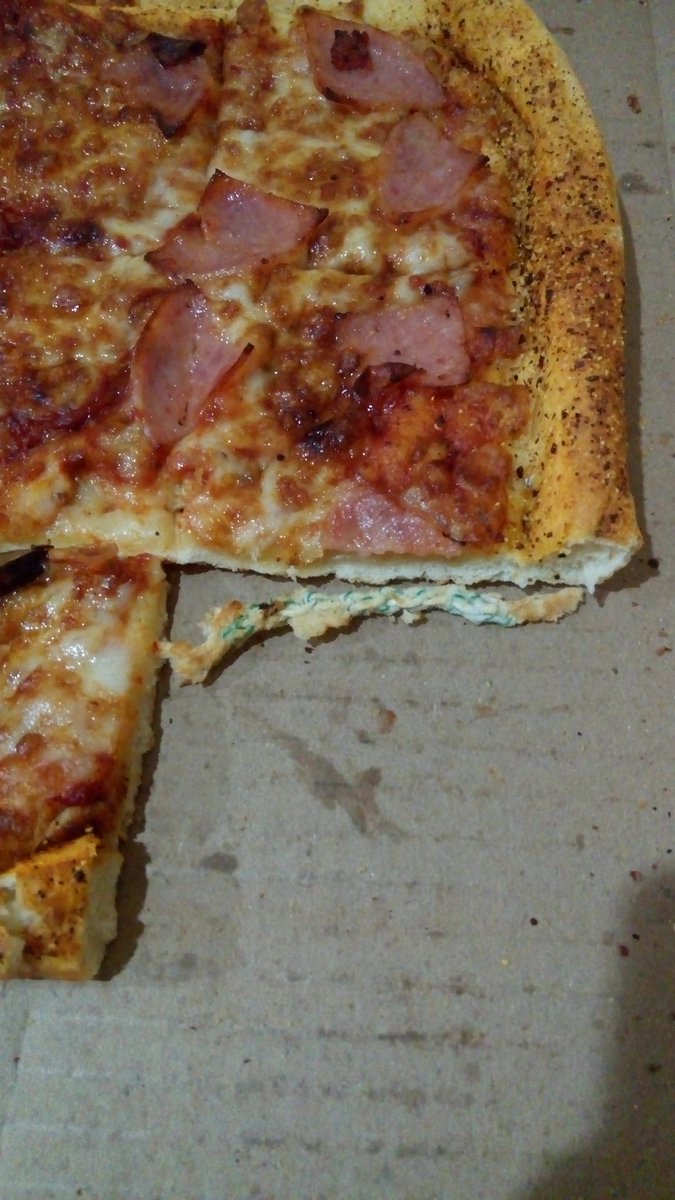 AnaActual's tweet photo. @PizzaHut_Mexico en sucursal Caucel #Merida mi pizza gran hut mix vino con un hilo https://t.co/iGHQT8llGQ