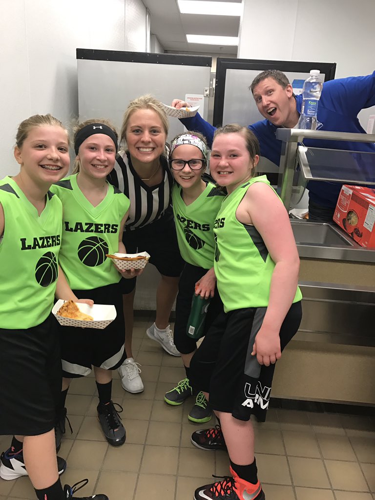 SpoilersGirls's tweet image. Great 1st Night of the Shootout-Lasers Helping Us With Concession Left Overs, Nice Photo Bomb Coach @spoilerad #spoierpride #roundballfun