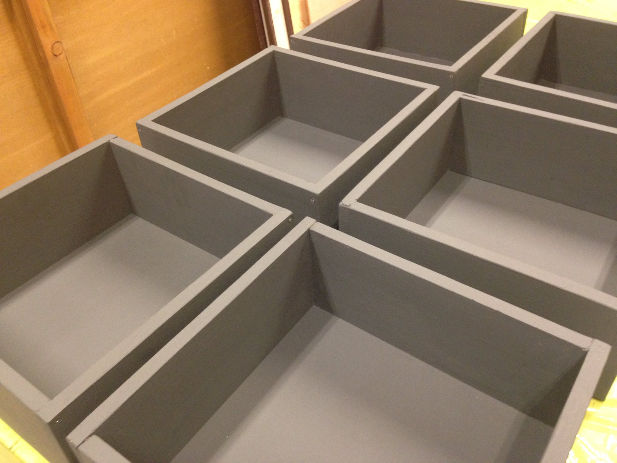 ট ইট র 壁紙屋本舗lab 色見本を入れる木箱もスタッフで手作り 林店長の案でセラミックチャコール色に仕上げました マットな質感がたまらん T Co oyklxcxf 大正区 大阪市 Diy Wallpaper ペンキ 塩系インテリア