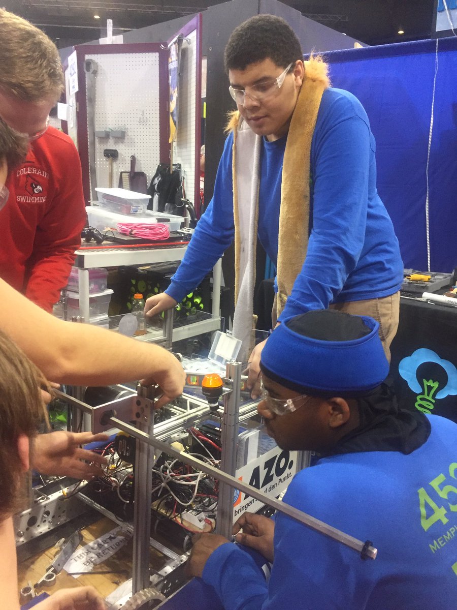Mech_Warriors's tweet photo. Race to finish the rope climber before pits close, with big help from teams 144 and 3620 #FRCMWR https://t.co/ZDLyICynkp