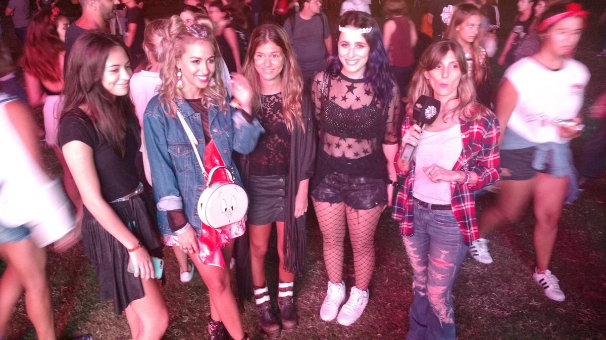 La moda se hace presente en nuestro stand de la mano de @nataliasaal11 y <a href="/tinigoobar/">TINI GOOBAR</a> 💅 #OnixLollaAR