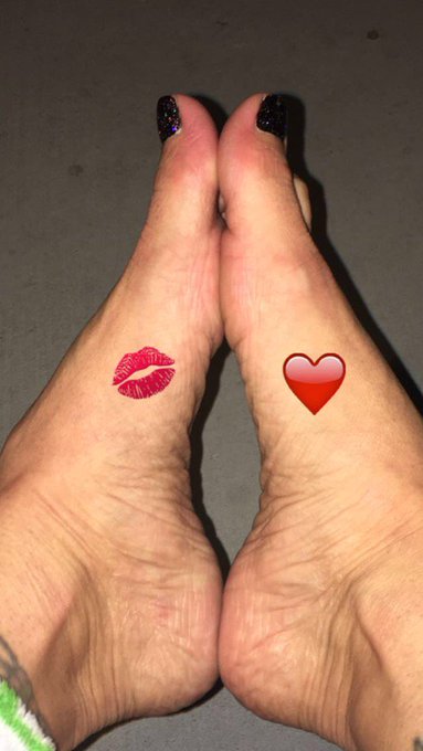 Well look what I found in my phone! Adding foot pix to https://t.co/99HG7U9xRS https://t.co/XO8Rhdlq<a href="/tag/bigolive"class="tags"><span>#bigolive</span></a>