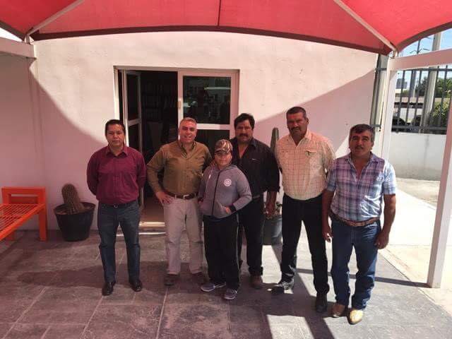 DEL3Conaza's tweet photo. Con compañeros de #Sacramento #Coahuila atendiendo peticiones!! https://t.co/2LBcCd6gG7