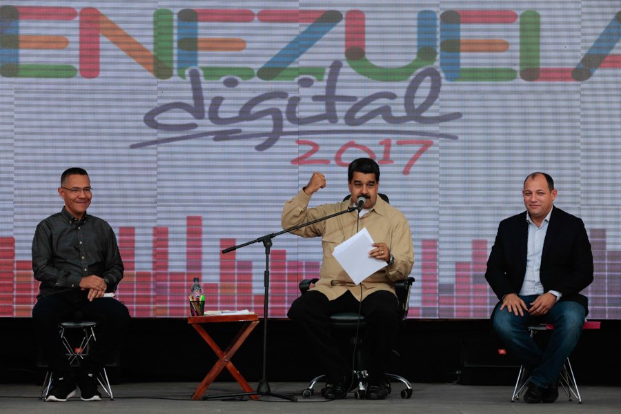 PrensaFANB's tweet photo. CJ @NicolasMaduro llama al Consejo de Defensa de la Nación mediante Art.323 de la #CRBV para resolver diferencias entre Poderes Constituidos https://t.co/nfCx1uOmDf