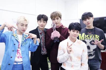 high12190330's tweet photo. 4관왕👍 #하이라이트 #얼굴찌푸리지말아요 #Highlight4thwin #highlight #윤두준 #용준형 #양요섭 #이기광 #손동운 #뮤직뱅크1위 #1위축하 https://t.co/RkQsnvff3z https://t.co/s9BIRNUxEr