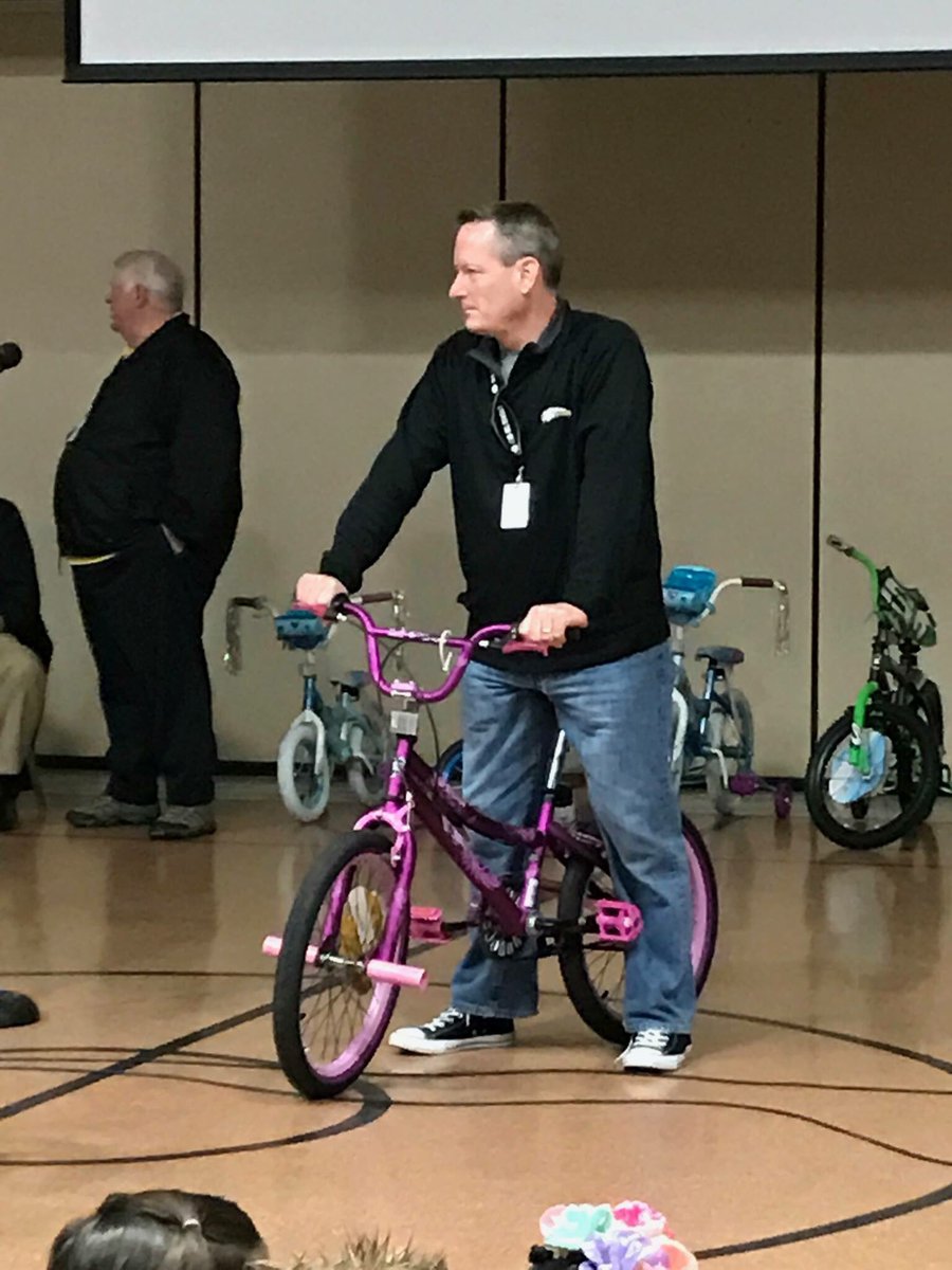 DCE_Panthers's tweet photo. Thank you to Del City Kiwanis for your support through the BUGS Program! Awesome! #MDPurpose https://t.co/qyKyqnC5OE