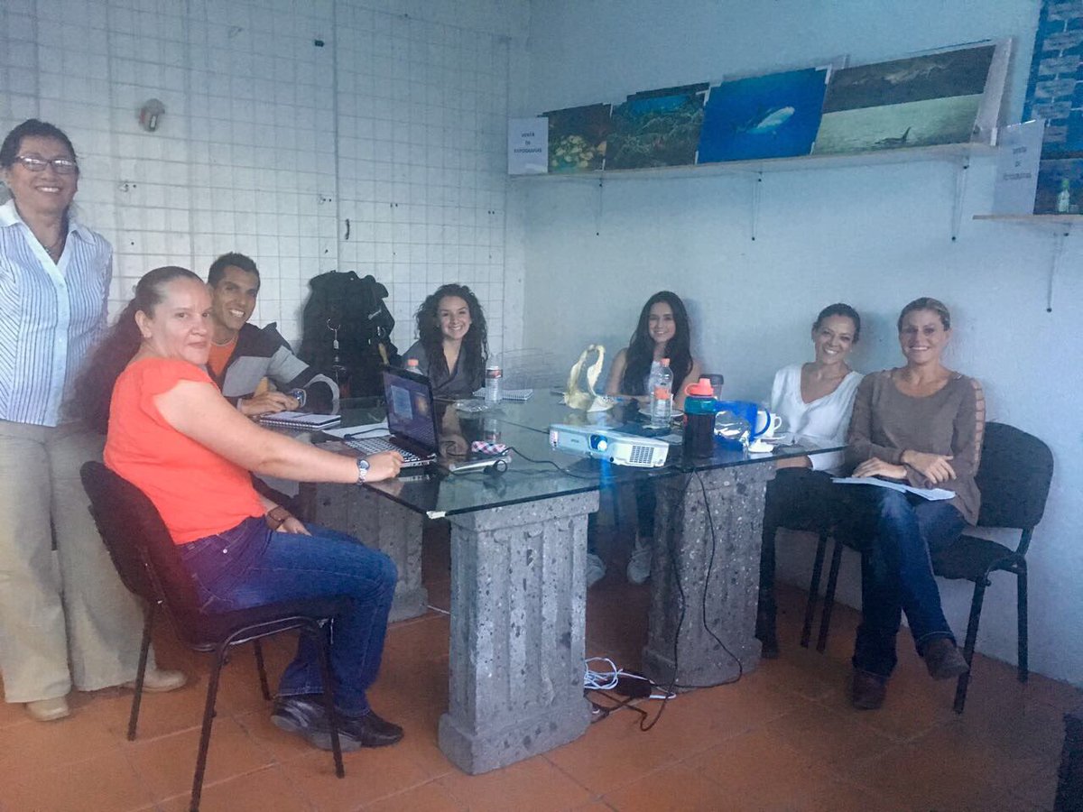 gerdelvillar's tweet photo. Gracias a nuestros amigos de Somepec por ayudarnos a capacitación a el equipo de #DesmitificandoTiburones https://t.co/9GWDznGns6