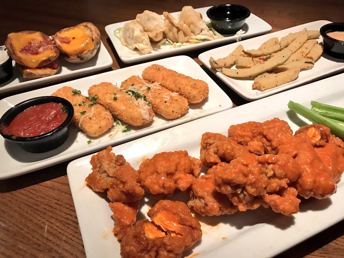 koryaversa's tweet photo. Endless apps! Oh my. Starving and can't wait to dig in @TGIFridays #bensalem #endlesshappyhour w @HughE_Dillon @phillylovesfood https://t.co/7gYTT4CEn9