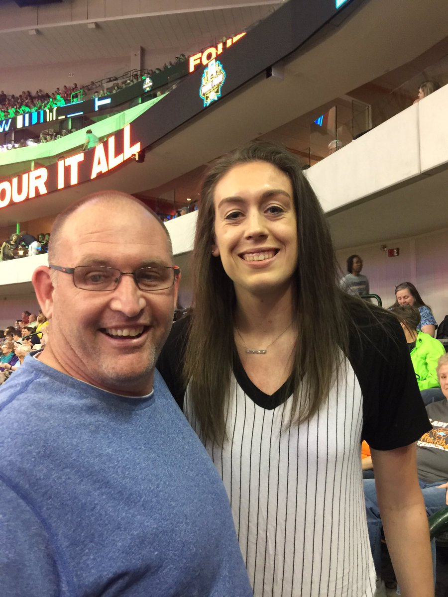 megsupdates's tweet image. You never know just who you'll run into at the #wfinalfour #sportsbucketlist