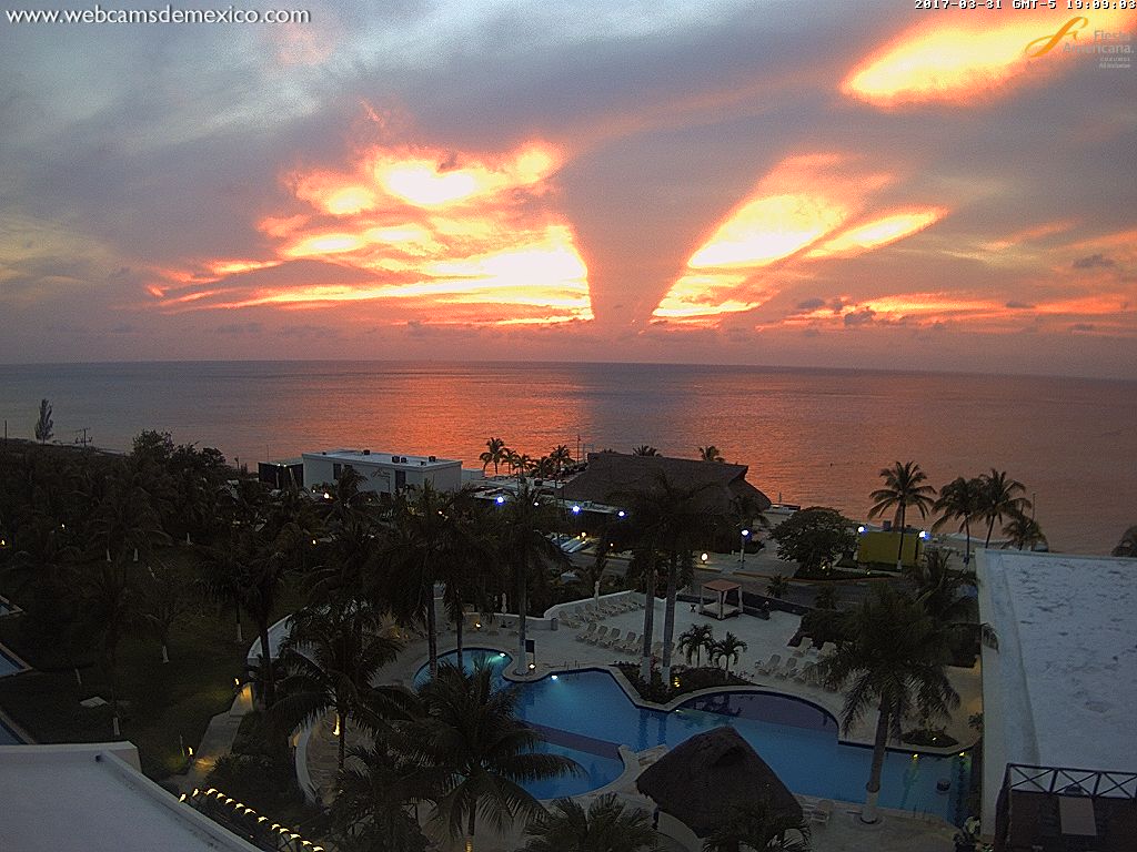 ¡Mire qué belleza! Mariposa de luz nos obsequia #Cozumel #QuintanaRoo este último atardecer de marzo. Vista @fa_cozumel