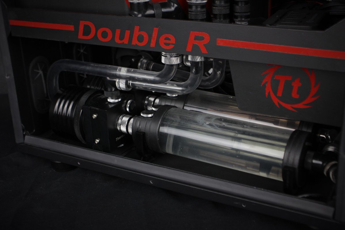 EZgunna82's tweet photo. Probably the last pics I take of Double R. Old girl bein stripped for upcoming #corep7 mod. I love this case. Learned watercooling in it.😢😫😥 https://t.co/LoI0pFikNg