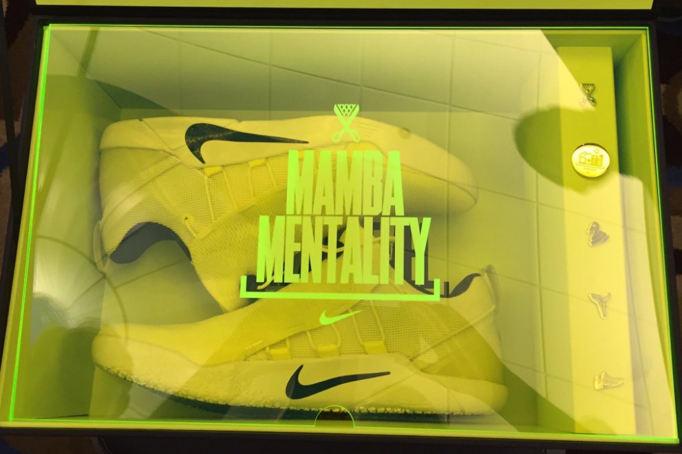BleacherReport's tweet photo. The Ducks got a surprise visit from the Mamba himself, and he blessed them with some heat 🔥 https://t.co/V8yWk4iqR6 https://t.co/6M3mLpMolK