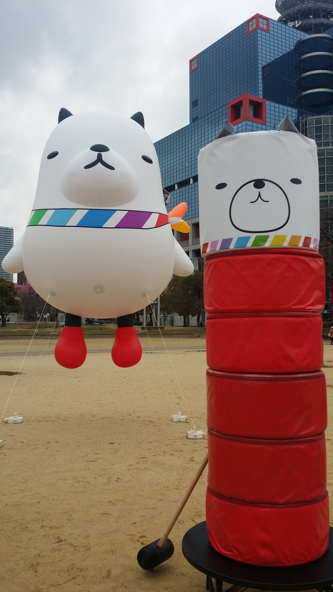 カンテレ にじいろジーン 生放送中 10年目突入 まもなく素敵な番組グッズが100名に当たる にじいろ チャンス の2回目です Mc山口智充さんをはじめ出演者が ジーンちゃん落とし にチャレンジ ぜひ成功するかどうか予想してリモコンのd