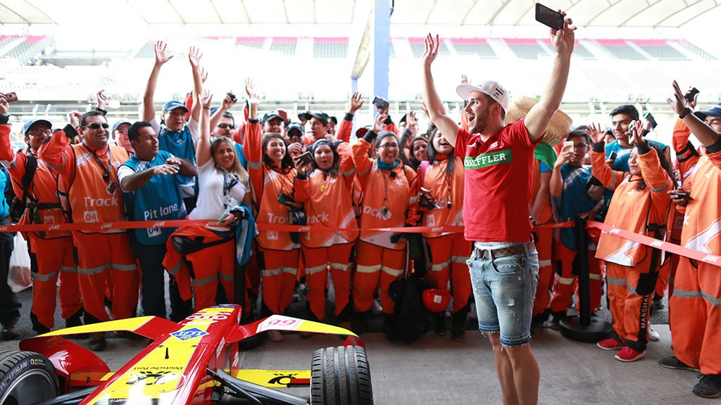 abtmotorsport's tweet photo. This is an internal tweet to @Daniel_Abt and @LucasdiGrassi: Thanks for your hard work today - you made lots of fans and media happy! 👊🏻👊🏻 https://t.co/igSCsggCF5