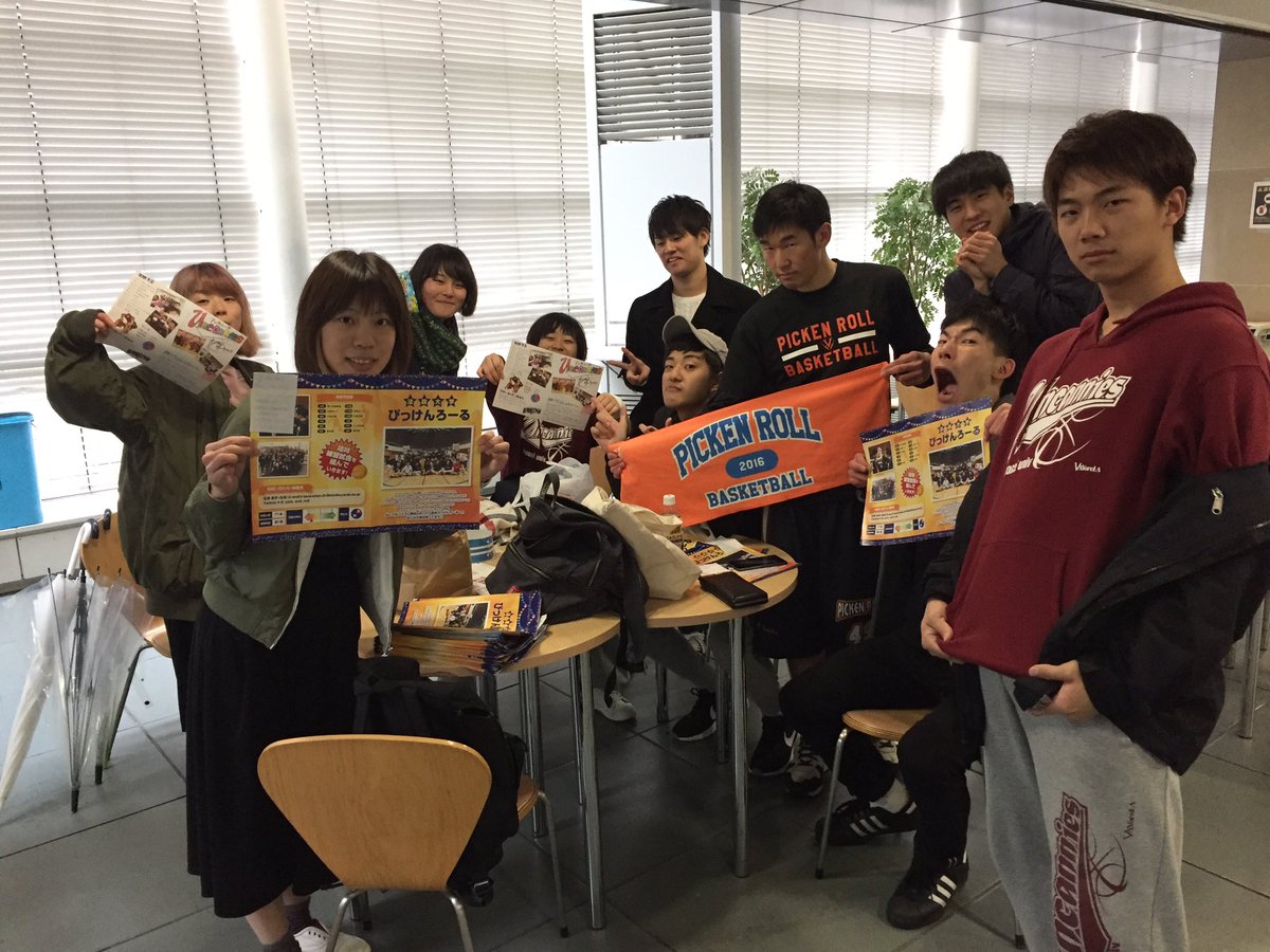 _pick_and_roll's tweet photo. 小金井キャンパスでアンカニーズと一緒にビラ配ってます！
毎日やってるんで新入生貰ってね！！
#春から法政 #バスケ #サークル
#PICKENROLL #uncannies https://t.co/pGBGTMgZlz