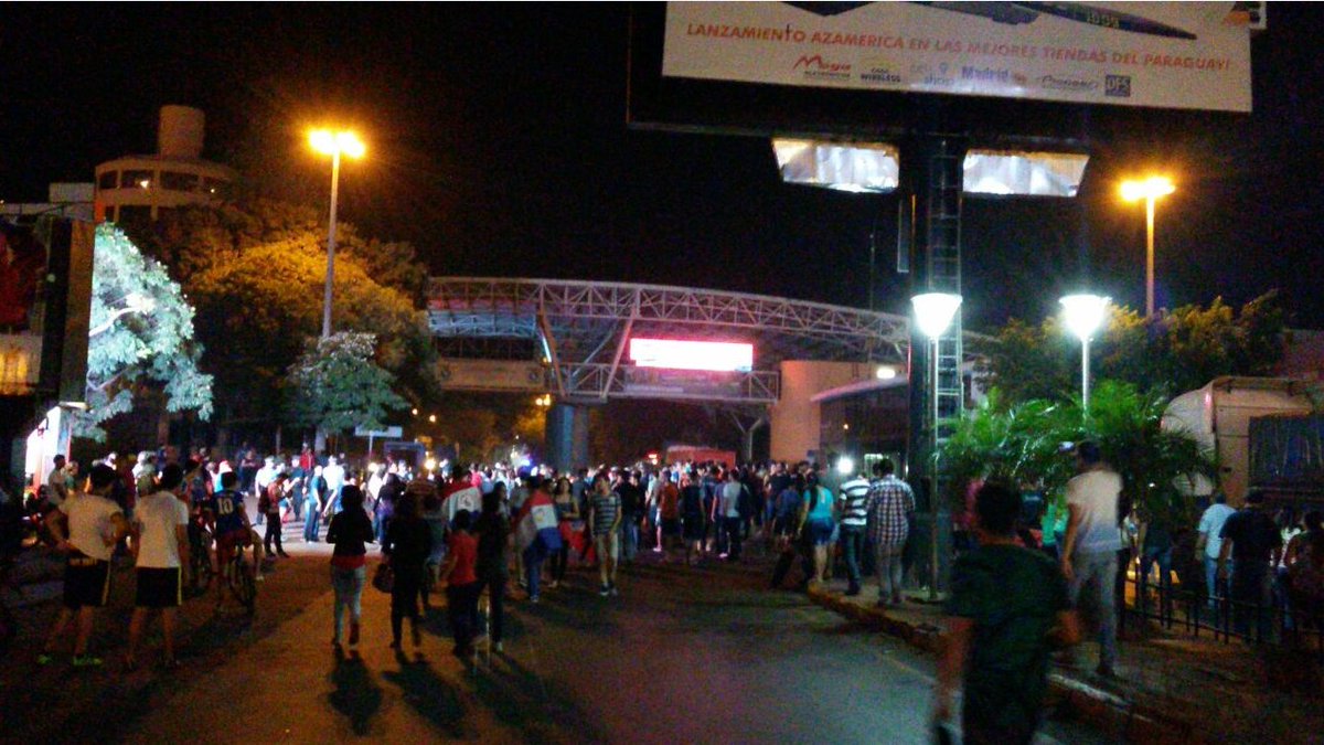 UltimaHoracom's tweet photo. #GolpeParlamentario Manifestantes de Ciudad del Este están cerrando el Puente de la Amistad en estos momentos Foto: Wilson Ferreira https://t.co/oyMB2zcI5v