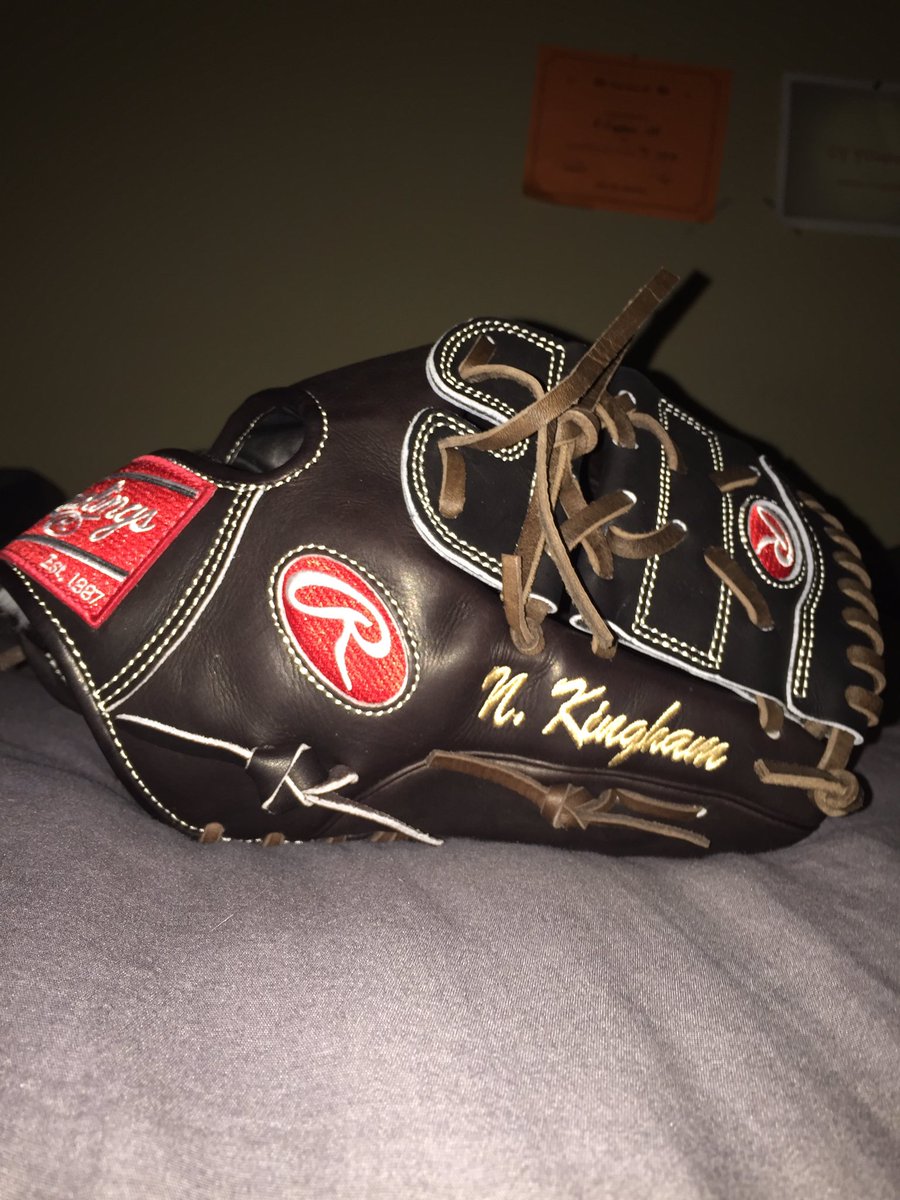austinkingham15's tweet photo. huge s/o to my cousin nick for the glove ⚾️🥇... also beat georgetown today 🤘🏻 @jameskingham15 @nolankingham @NickKingham @PoolguyLV https://t.co/z7TzX3Z5N9