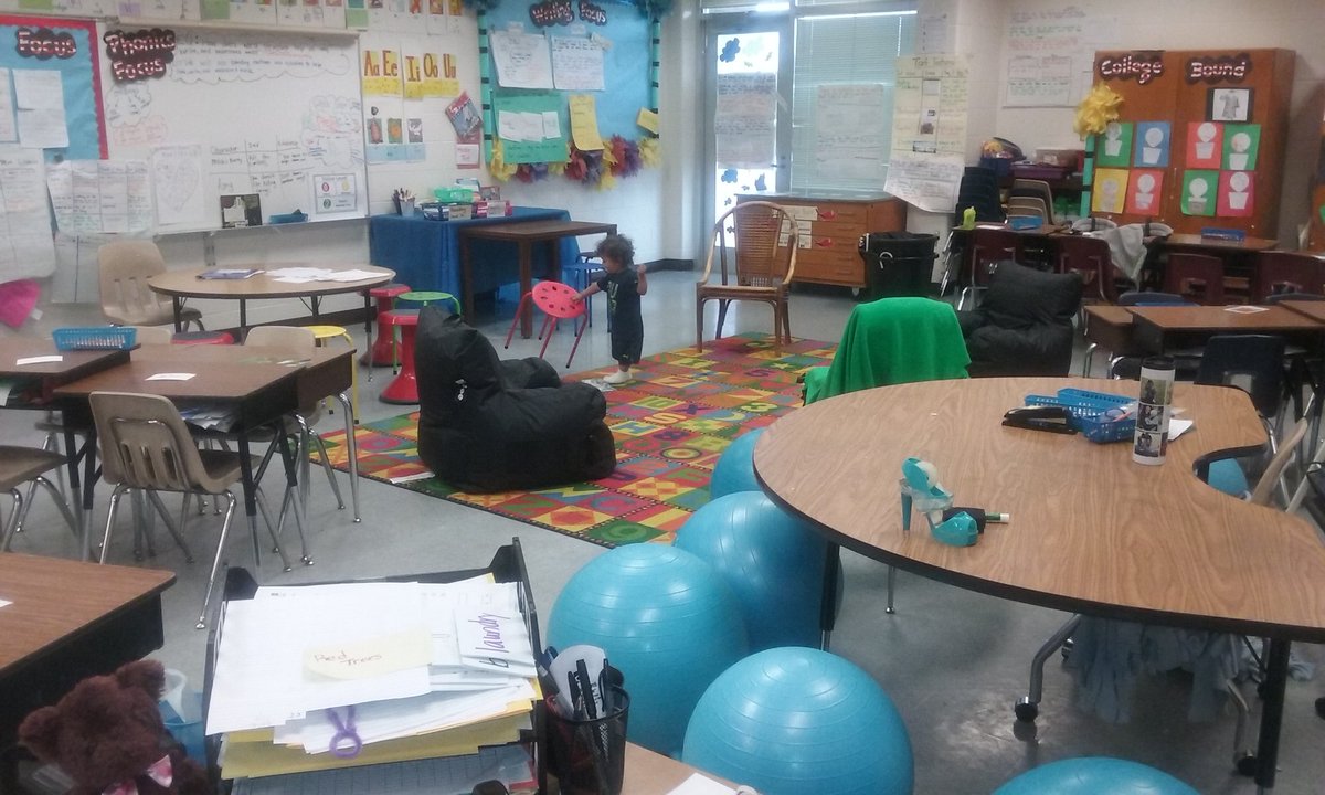 Ms_TeachAlot's tweet photo. Not a total @DesklessTribe  but getting closer. Ss rarely sit in their desks so I pushed them to the outer corners of our room. #rearranging https://t.co/zm8x5RP9v1