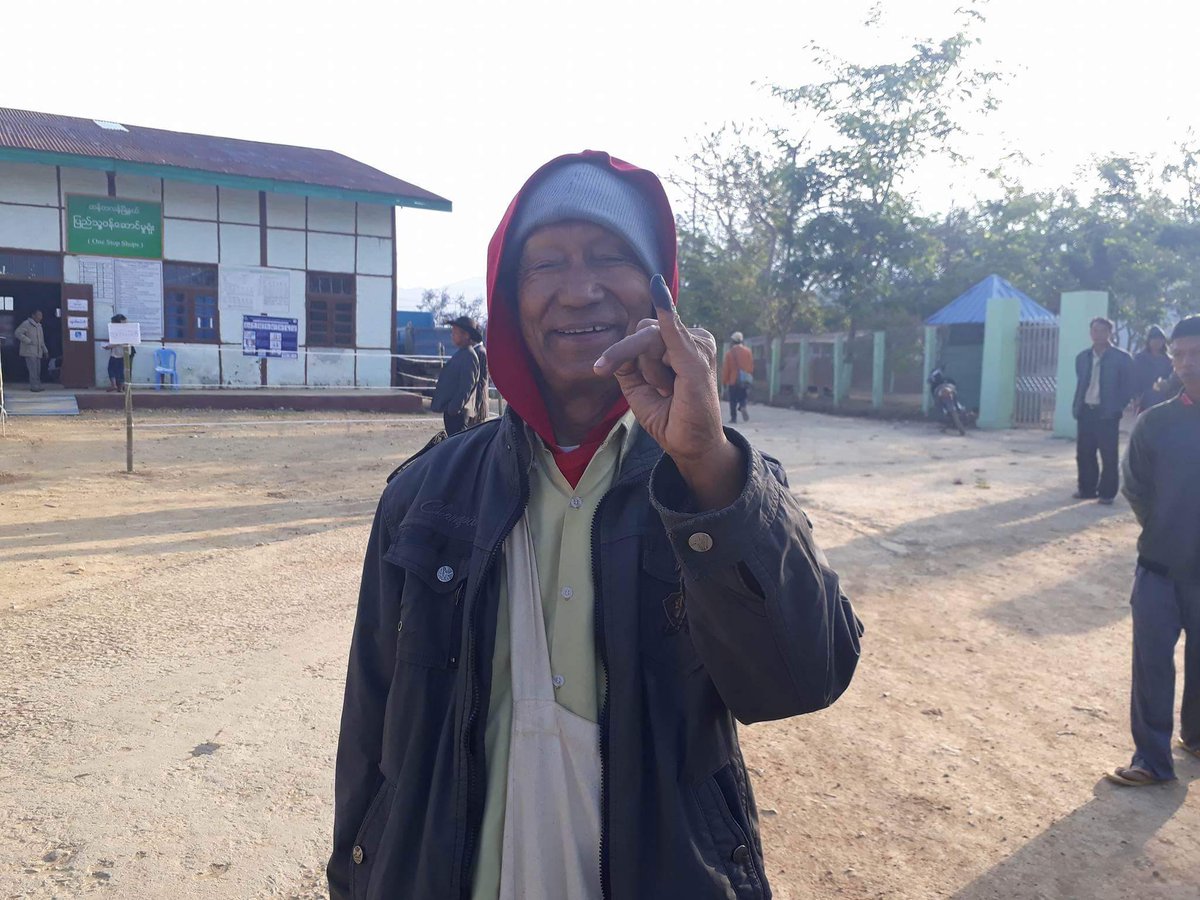 bannach_k's tweet photo. Stolz zeigt einer der ersten Wähler bei Nachwahlen in #Myanmar seine Wahltinte am Finger https://t.co/Q0PXTAwLi8