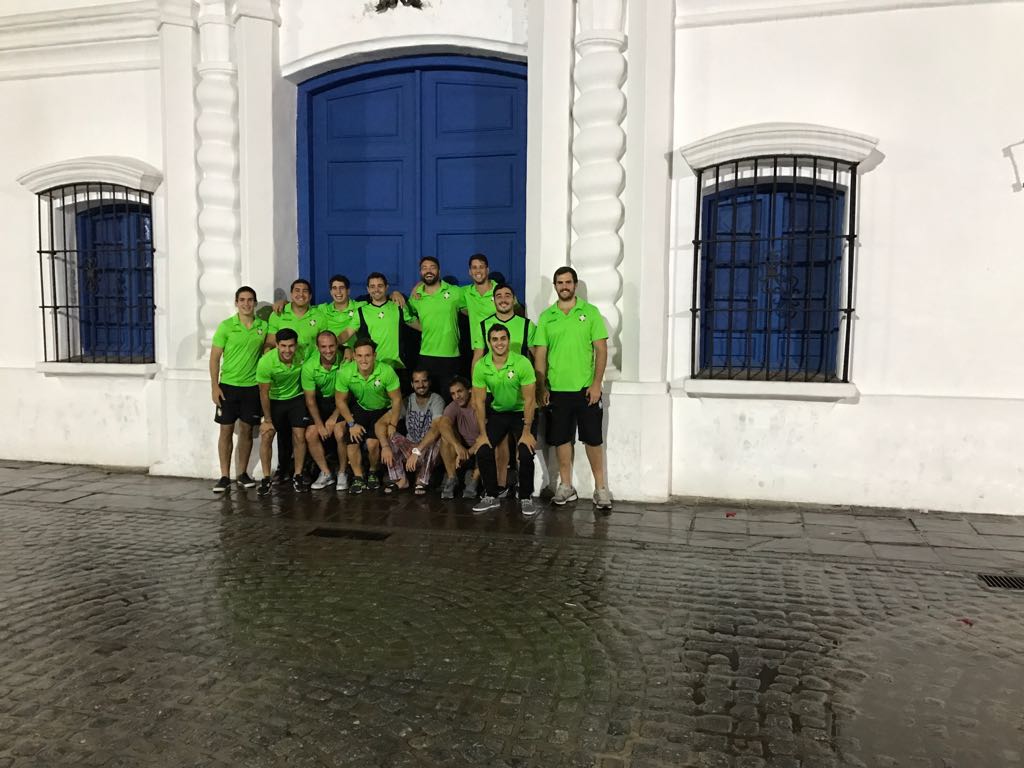 osvalDRC's tweet photo. Aprovechando la estadía en El Jardín de La República, el plantel de @DuendesRC posó para la foto en la Casa Histórica a pedido de turistas https://t.co/ZzwByv1Syz