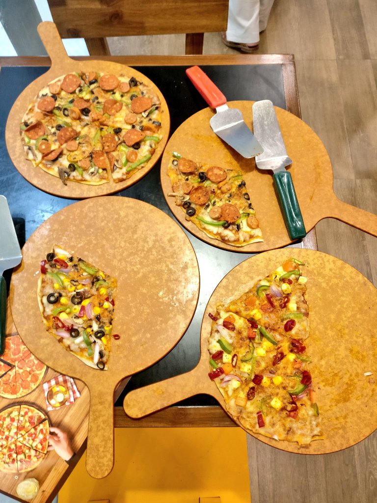 FashionFrappes's tweet photo. Happy weekend! We're at @pizzahut trying out their new Cracker Thin pizzas!! #ThinkPizzaThinkPizzaHut https://t.co/vodeTErlyN
