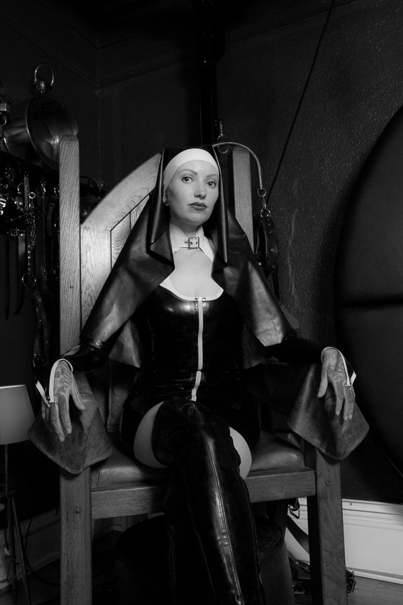 MsHayleyHazard's tweet photo. Sunday sessions available tomorrow between 12 - 3pm and 8 - 10pm @TheFetEmporium #latex #bdsmstuff #kinky https://t.co/QXznWByawu