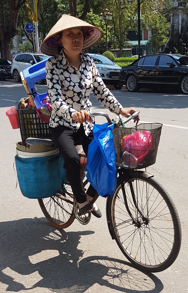 jchribuisson's tweet image. Si, si, il reste des cyclistes à Hanoï.