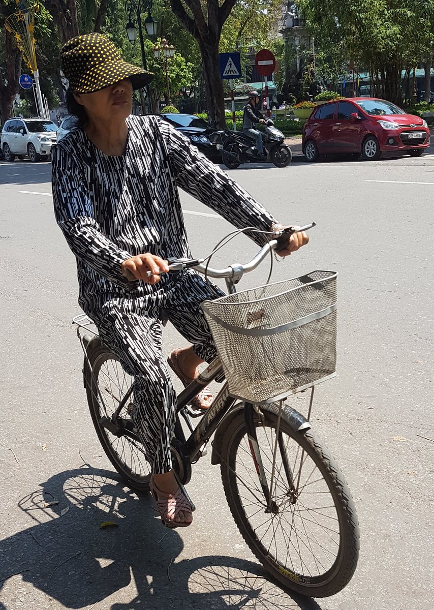 jchribuisson's tweet image. Si, si, il reste des cyclistes à Hanoï.